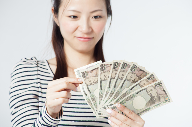 10万円を数える女性