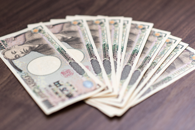 テーブルに広げられた10万円